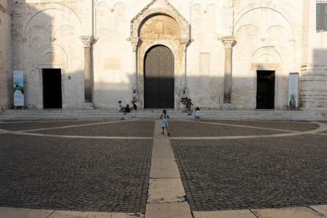 Cena dei ferraristi davanti alla Basilica, chi ha dato l�ok? Decaro: �Non ne so nulla�